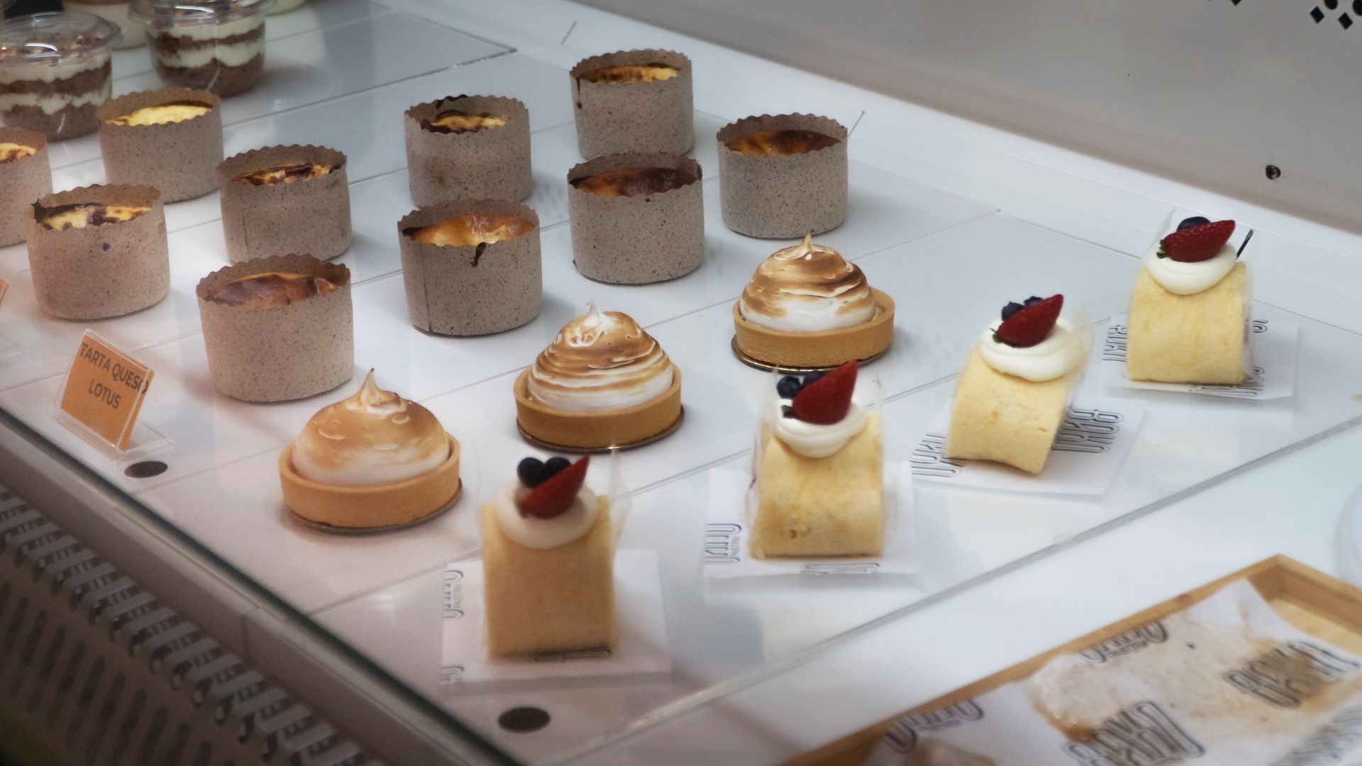 Categoría Pastelería y Repostería: Expositores con tartas de queso, tartaletas de merengue y pastelitos artesanales.