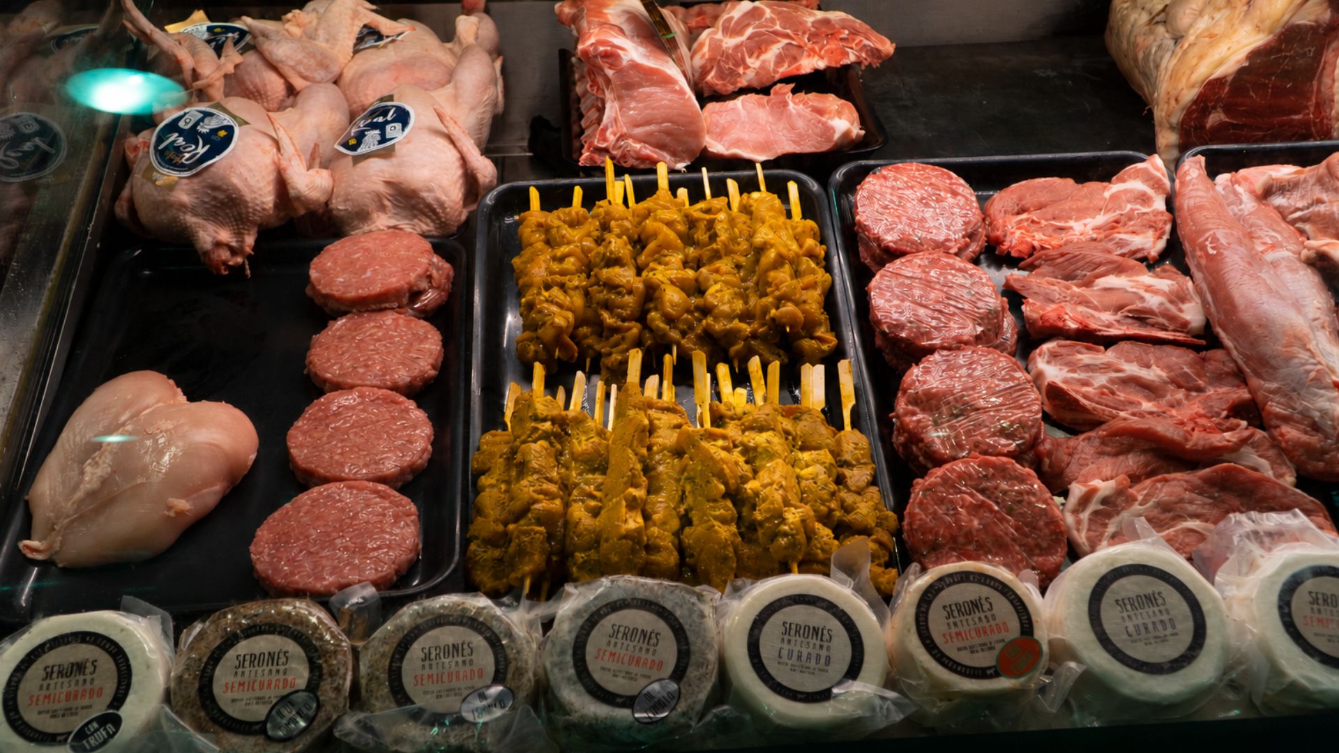 Categoría Carnicería: Mostrador con carnes frescas, hamburguesas, pinchitos morunos y quesos artesanos de Serón.