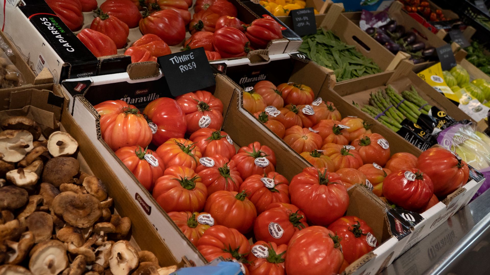 Categoría Frutas y Verduras: Cajas con tomates rosa frescos, setas y hortalizas de la huerta almeriense.