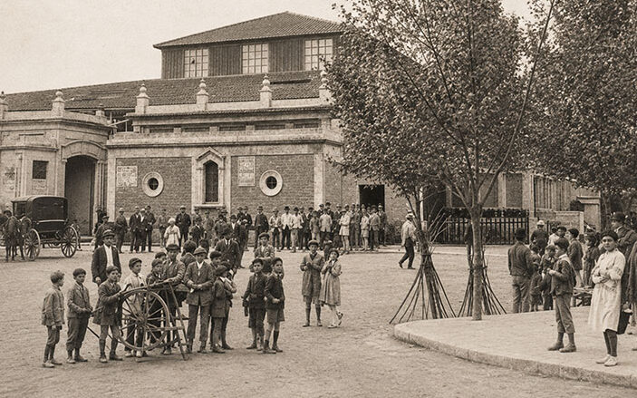 Fotografía histórica del Mercado Central de Almería con grupos de vecinos y niños frente al edificio